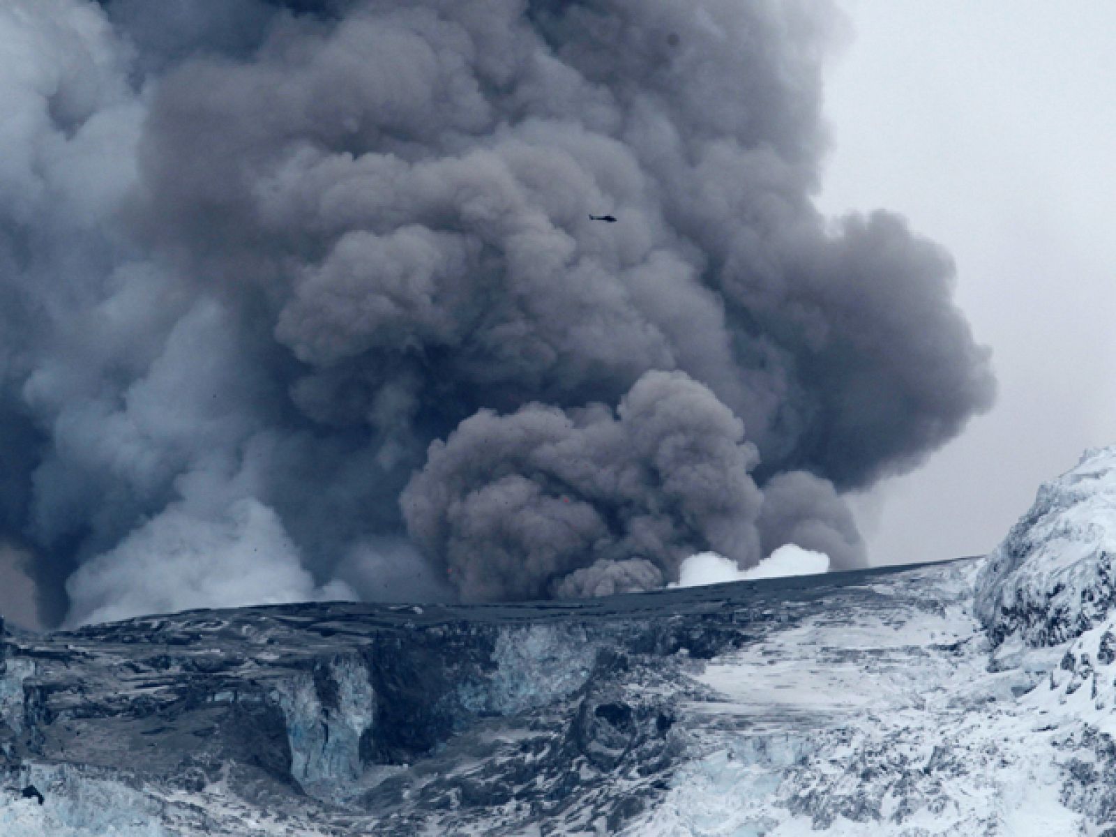 Además la nube volcánica es menos densa. Las condiciones meterorológicas van a determinar la evolución de la nube de ceniza que se ha ido extendiendo sobre Europa. Las últimas previsiones de la Agencia Mundial de Meteorología anuncian la llegada de un frente de bajas presiones a Islandia este fin de semana que empujarían la nube hacia el Ártico. Esperan también que las lluvias asociadas a ese frente causen una especie de lavado e las cenizas a altitudes más bajas