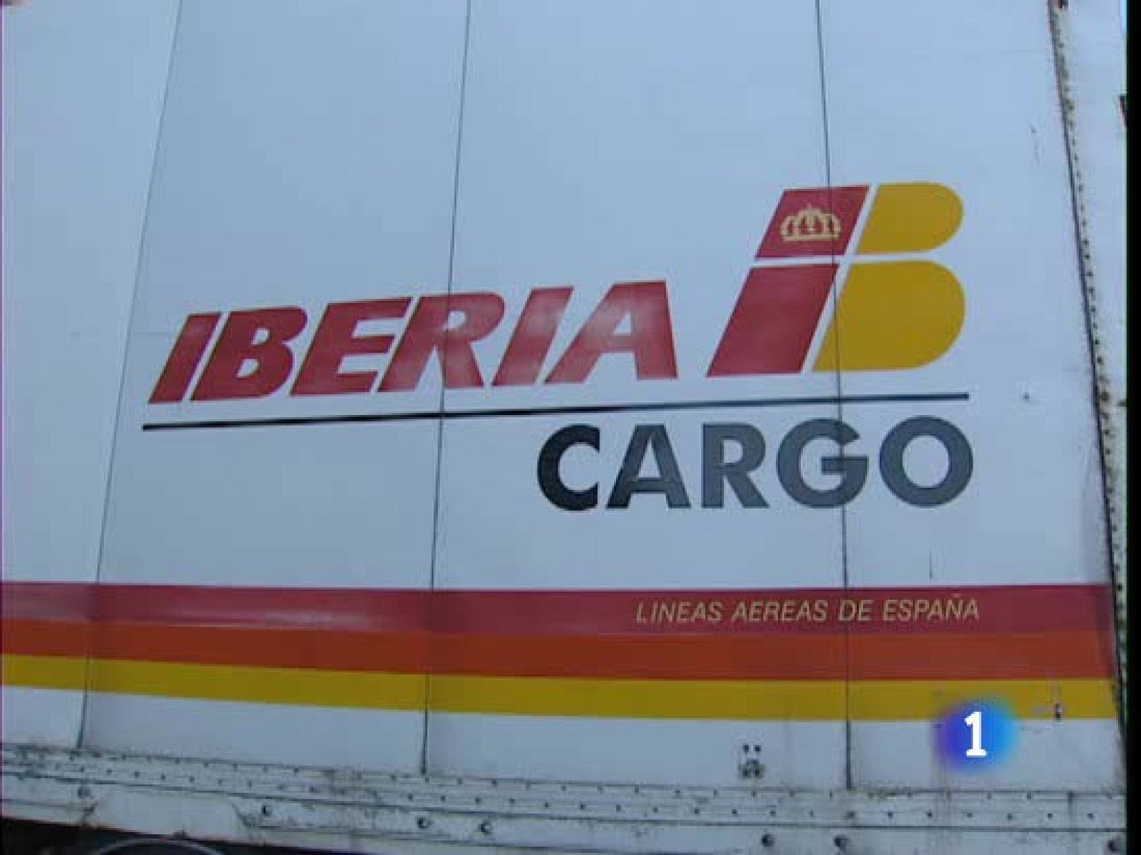A la terminal de mercancías de El Prat llegan trailers de toda Europa para transportar por carretera lo que no pueden cargar los aviones. Mercancía que lleva días bloqueada en el aeropuerto.
