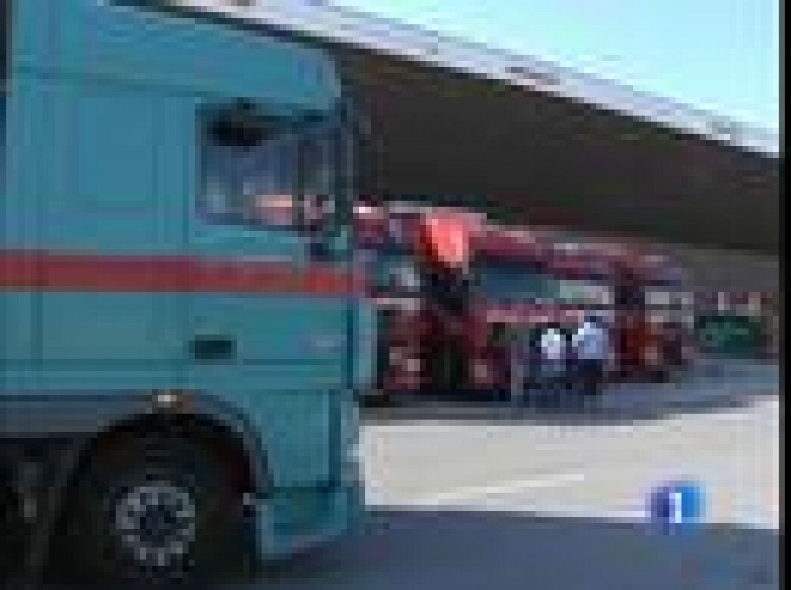A la terminal de mercancías de El Prat llegan trailers de toda Europa para transportar por carretera lo que no pueden cargar los aviones. Mercancía que lleva días bloqueada en el aeropuerto.