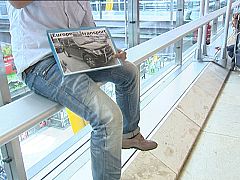 En los aeropuertos se puede ver estos días a particulares que ofrecen su coche para viajar
