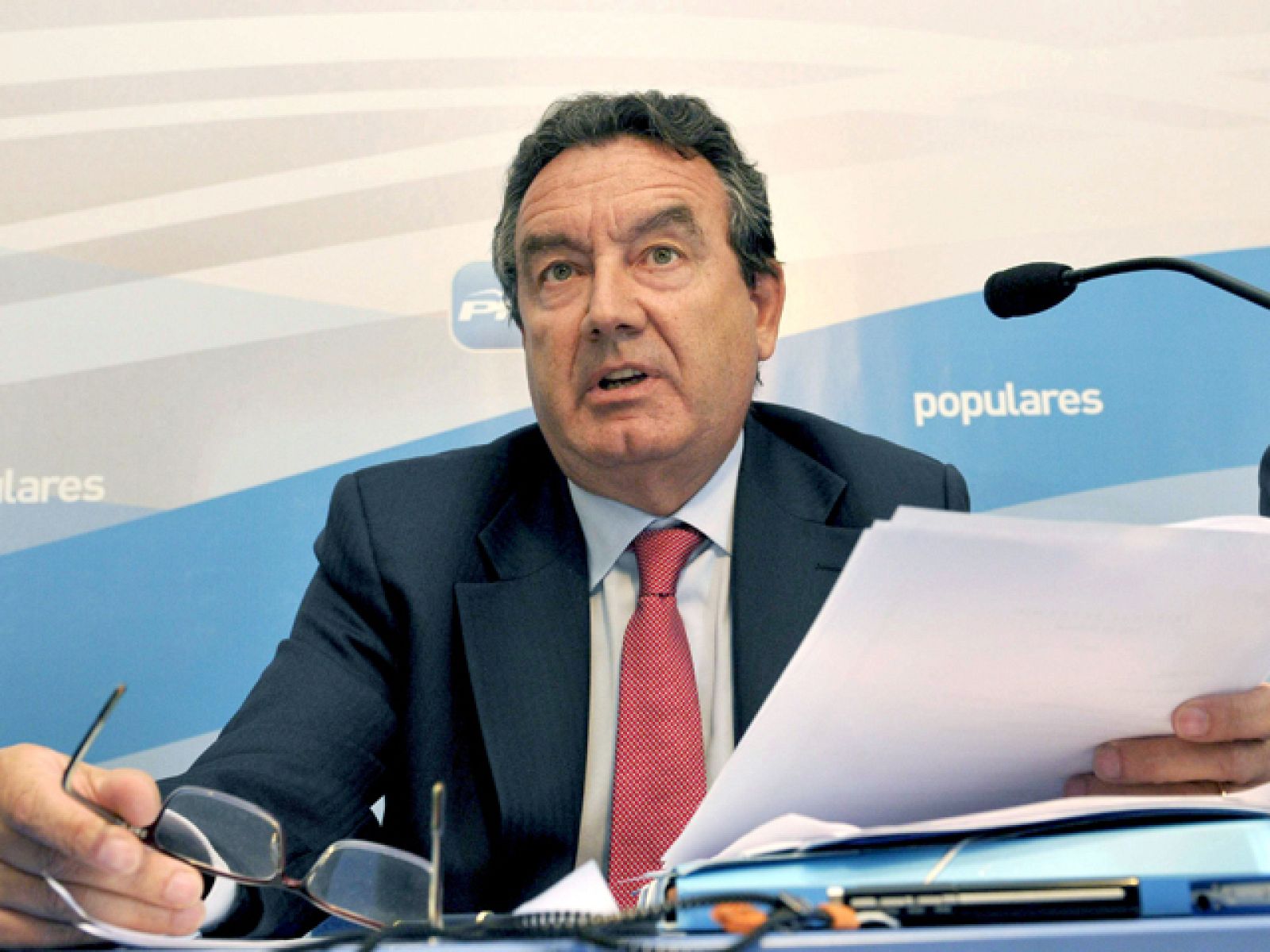 Aunque ya no es militante del PP ha comparecido en la sede de ese partido en Segovia y ha asegurado que hace un año la dirección no le dejó dimitir. 