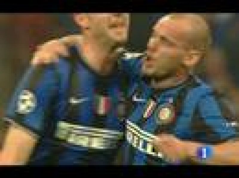 El centrocampista holandés dispara libre de marca después de una gran jugada colectiva de la delantera interista. El pase de Milito es definitivo para que Sneijder convierta el gol del empate (20/04/2010).