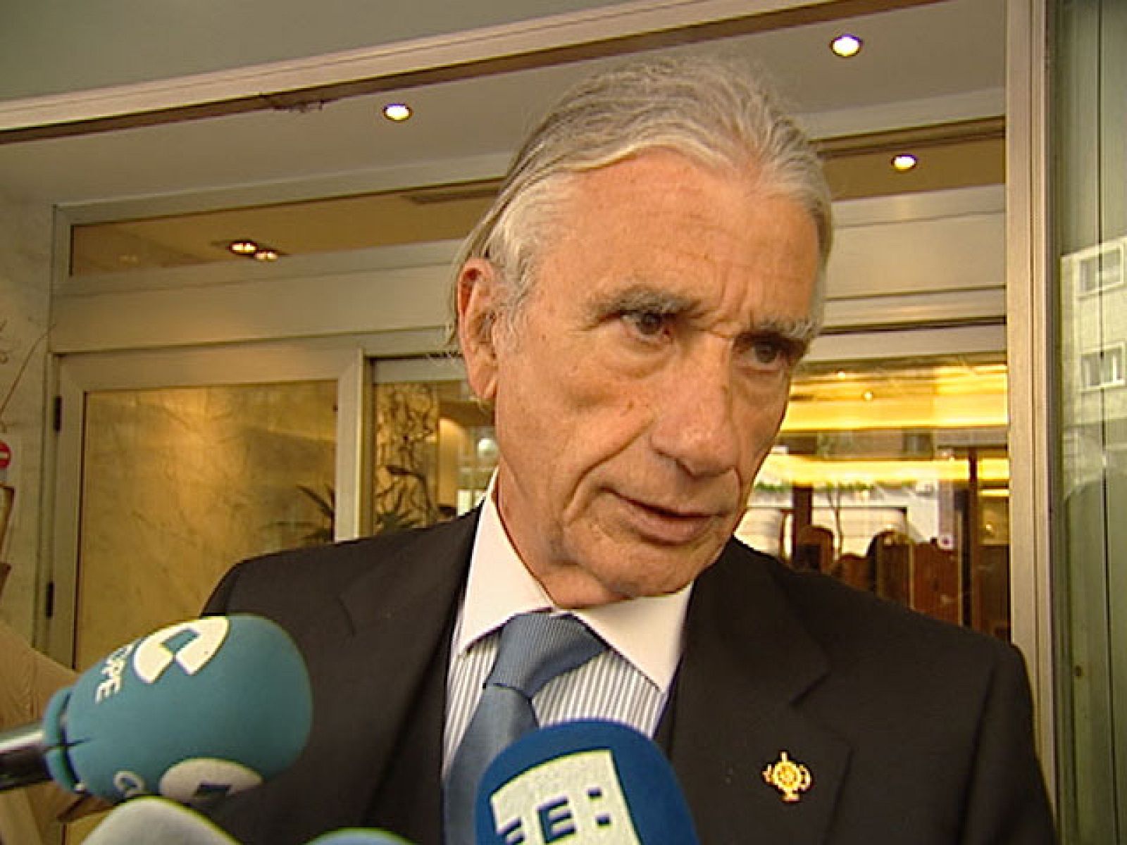 Hoy Gerardo Díaz Ferrán, copropietario de Marsans, ha acudido a la sede de la CEOE para presidir una reunión habitual de los órganos directivos de la patronal. Durante la reunión no se ha hablado de la situación de las empresas de Díaz Ferrán y nadie ha cuestionado su continuidad como presidente de CEOE. A la entrada de la sede empresarial, y a preguntas de los periodistas, algunos miembros de la dirección de CEOE sí se han pronunciado sobre la permanencia de Díaz Ferrán al frente de la organización.