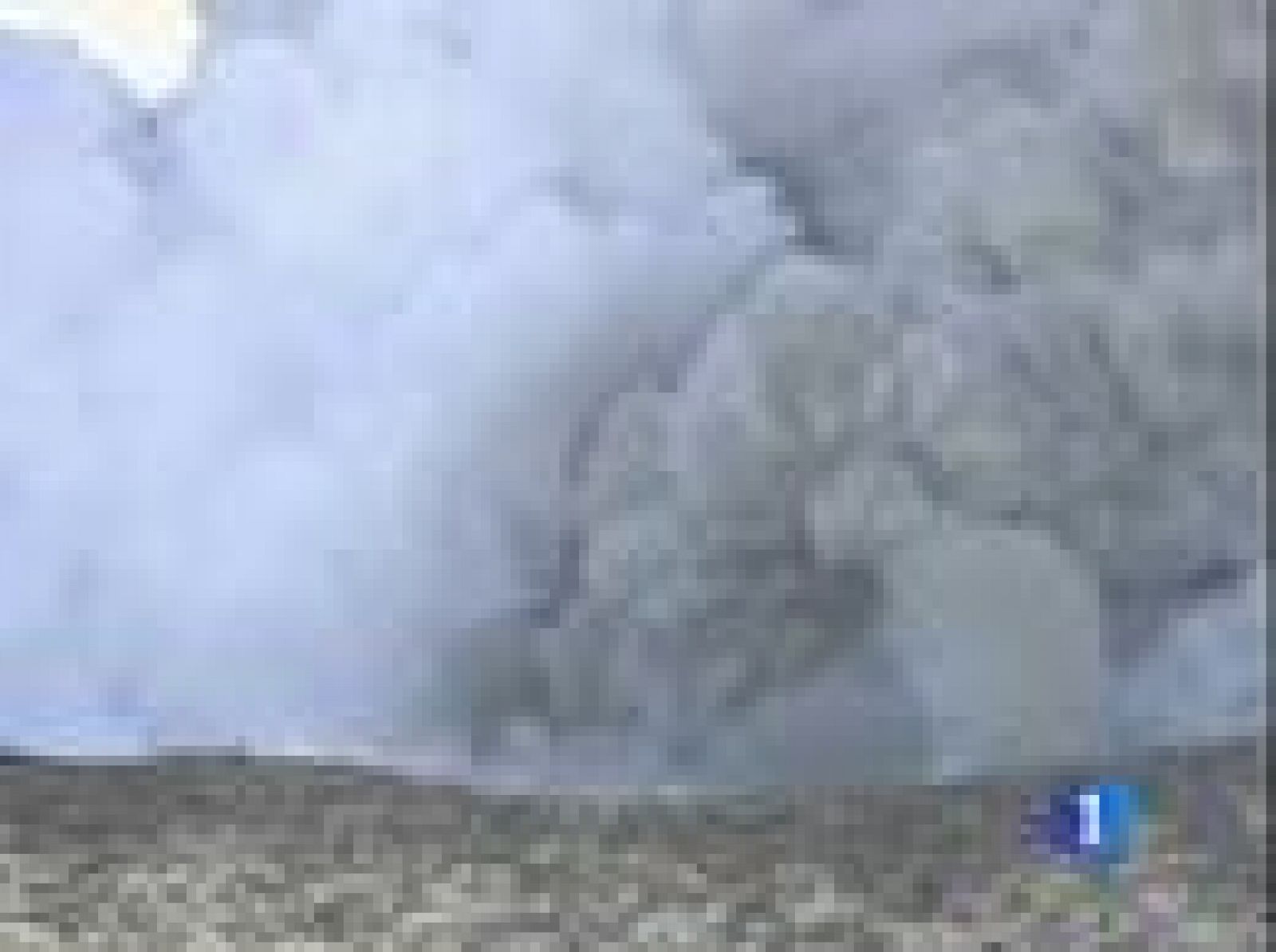 El viento y la lluvia están ayudando a mejorar la situación. El volcán apenas echa ya cenizas.