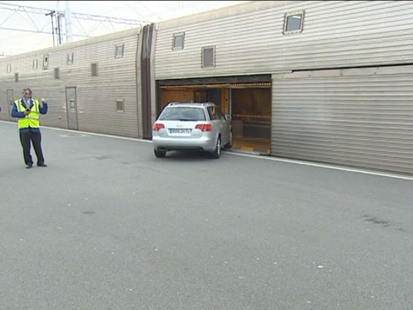 Una tarea complicada en aeropuertos como Heatrhow, el de más tráfico de europa. Anoche aterrizó en la capital británica el primer vuelo. Pero la situación tardará varios días en normalizarse.