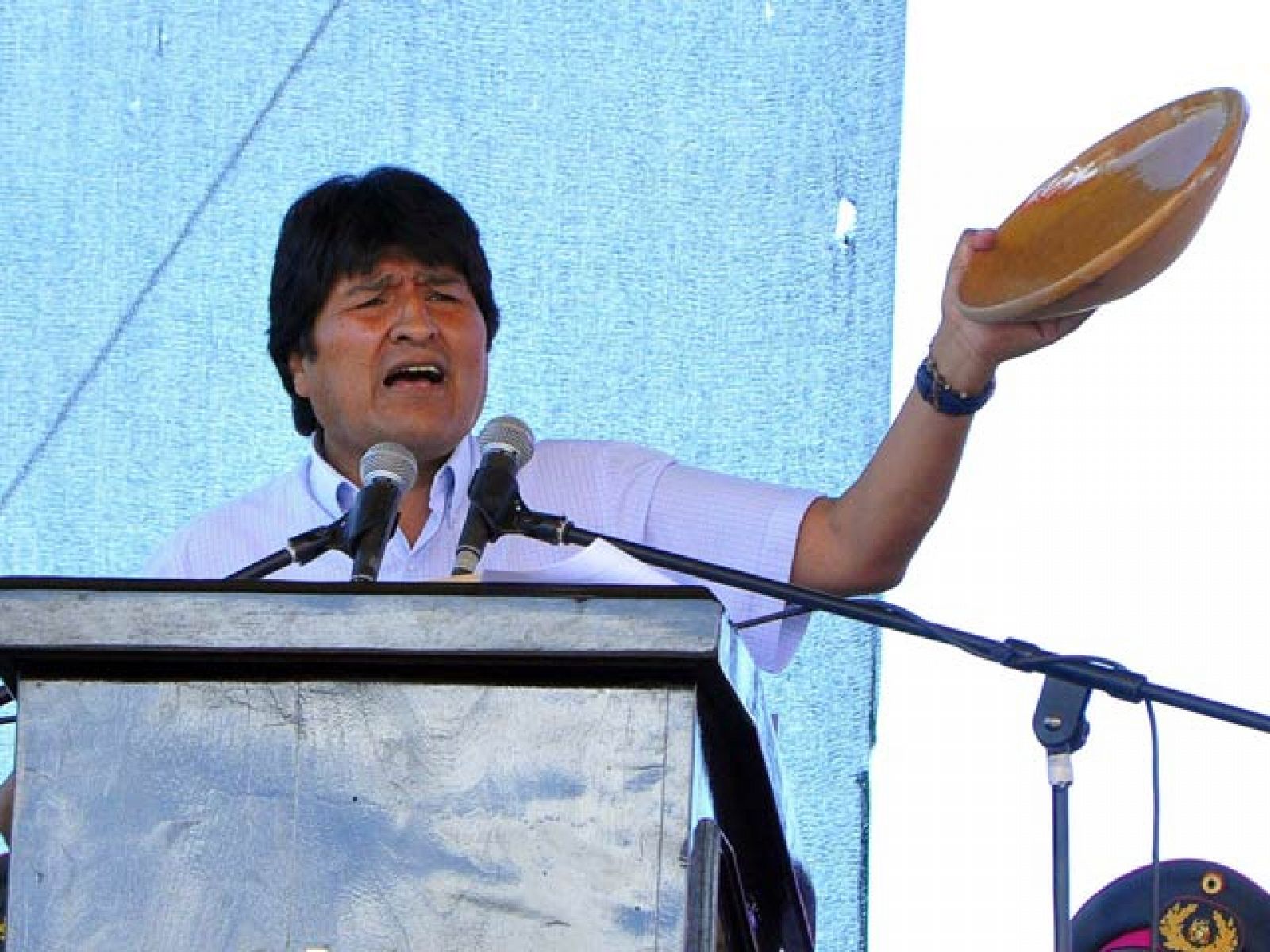 El presidente del país, Evo Morales, ha asociado el consumo de pollos de granja con la homosexualidad, y también ha acusado a los transgénicos de ser los causantes de la calvicie.