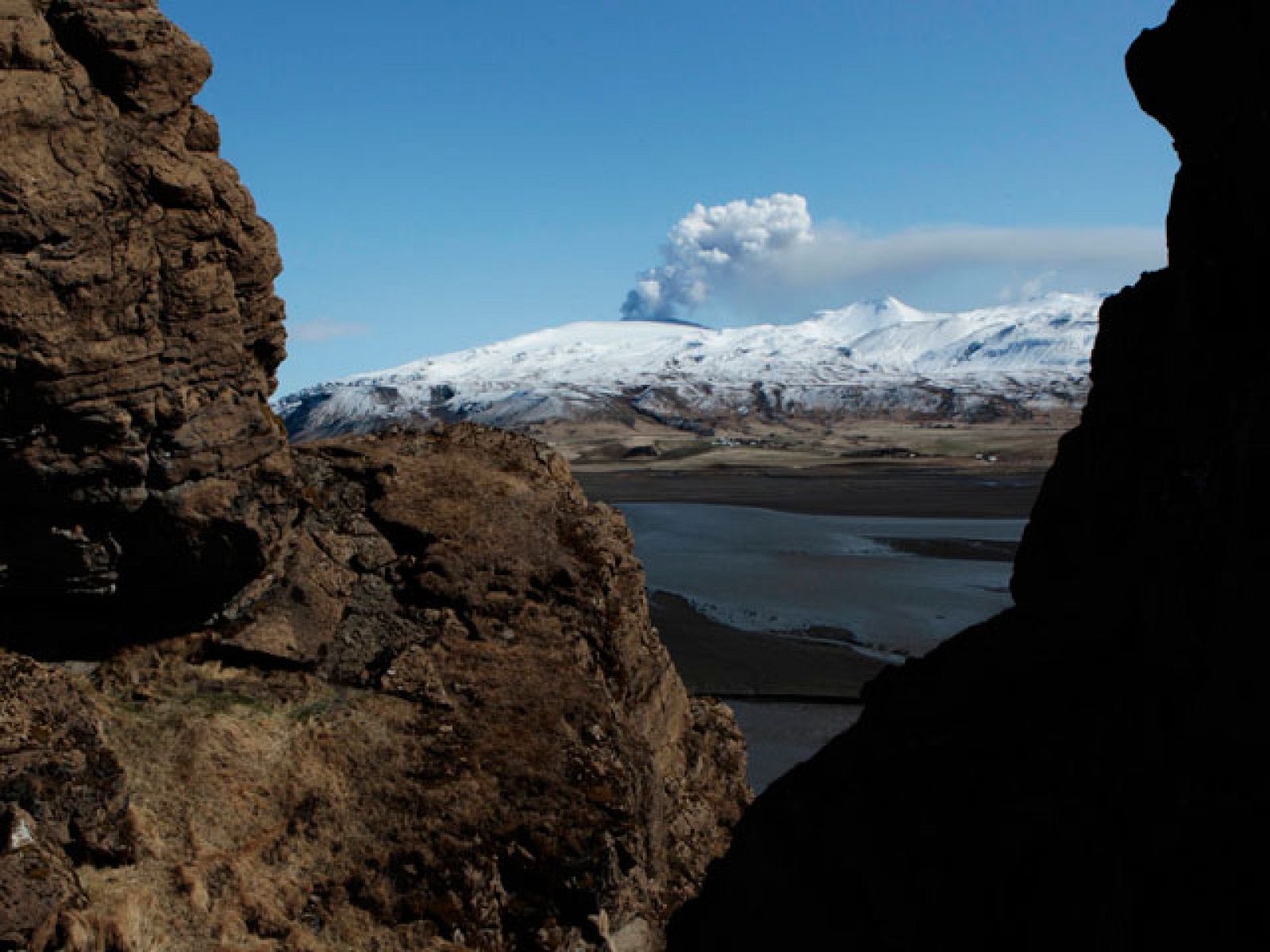 El volcán de Islandia pierde fuerza | Ver