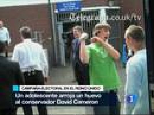  - Le tiran un huevo a David Cameron