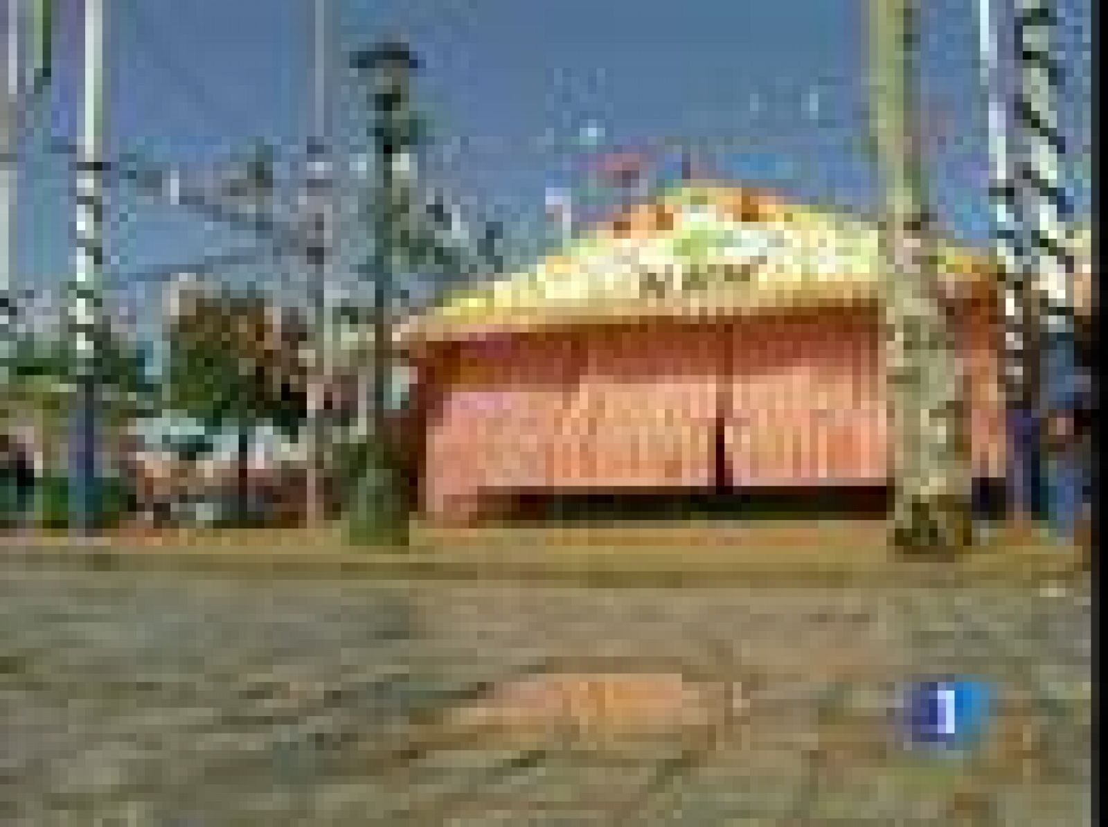 La manzanilla, el rebujito, el jamón y el pescaíto siguen alegrando la Feria de Abril | Ver