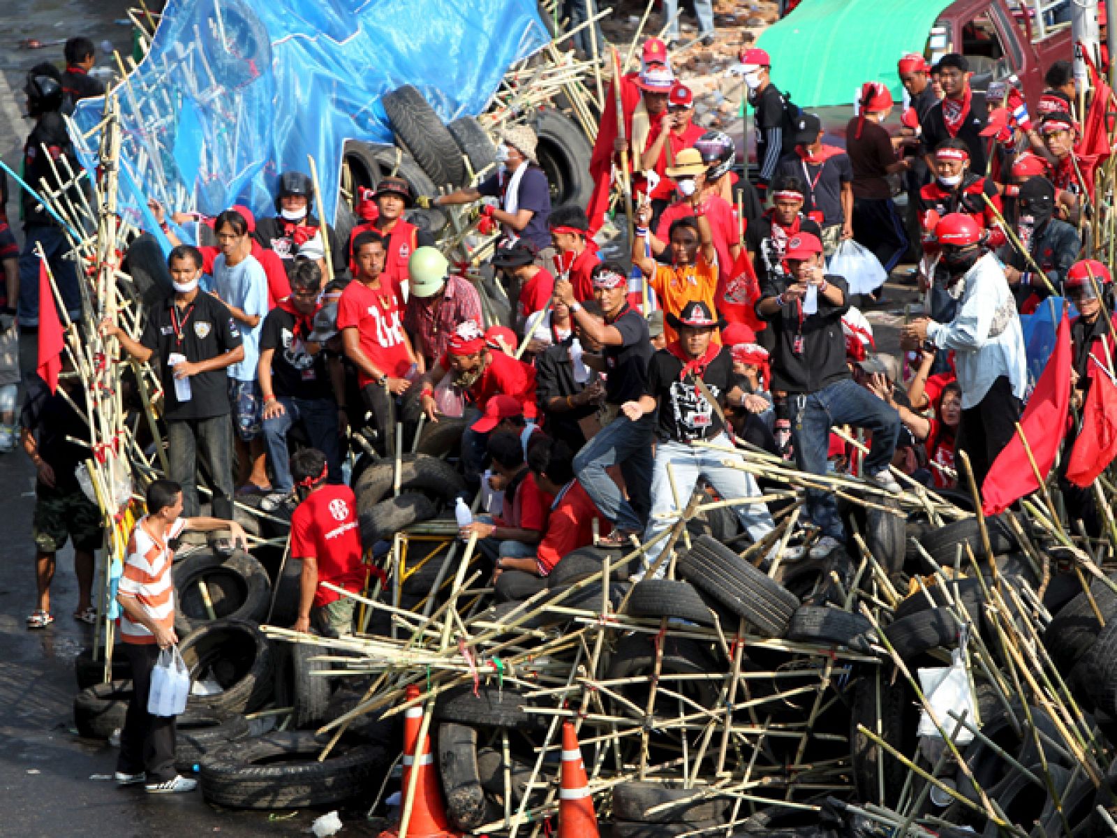 En Tailandia siguen las protestas de los 'camisas rojas', que piden la renuncia del Gobierno | Ver