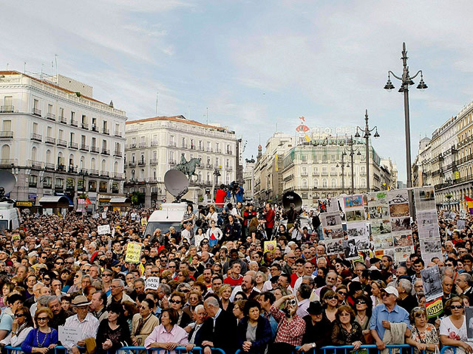  Miles de personas han salido a la calle en apoyo al juez Garzón