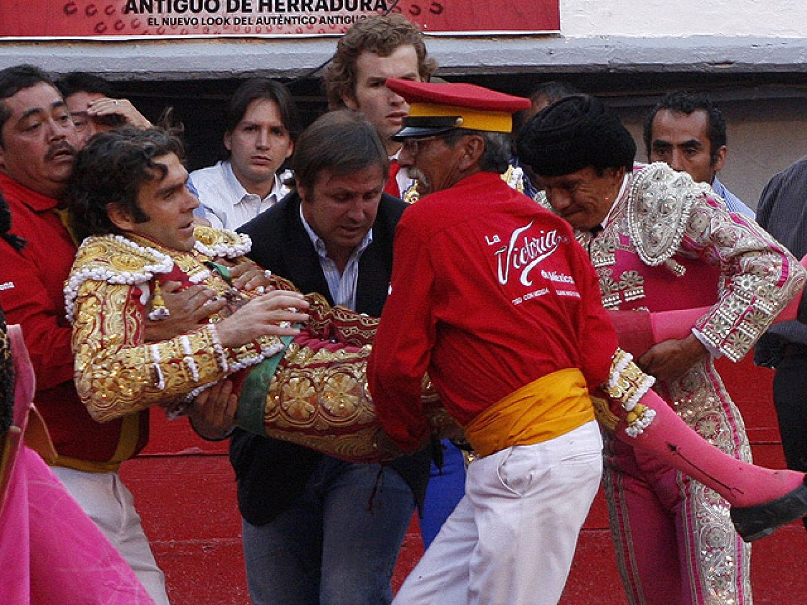 Gravísima cogida de José Tomás en la plaza mexicana de Aguascalientes | Ver