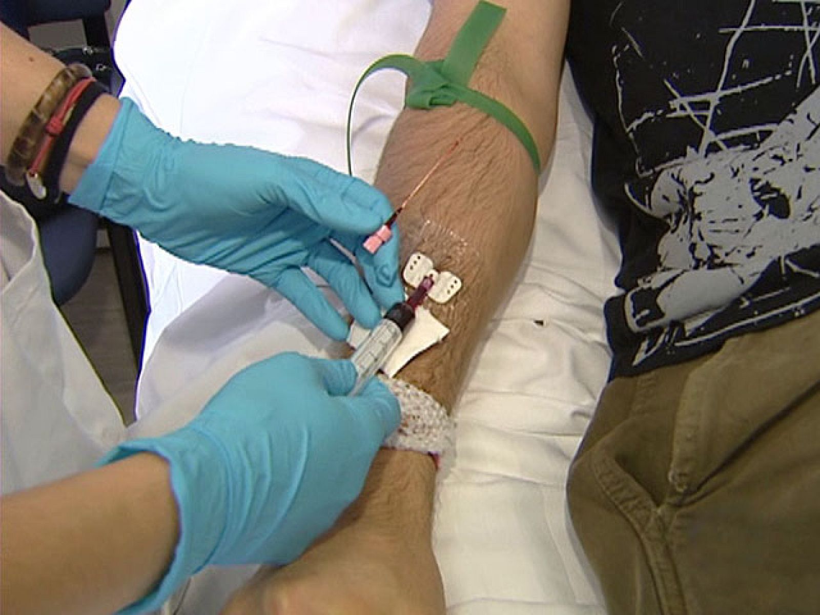 Reporteros del telediario - Un nuevo medicamento puede tardar hasta siete años en salir al mercado - Reporteros del Telediario | Ver