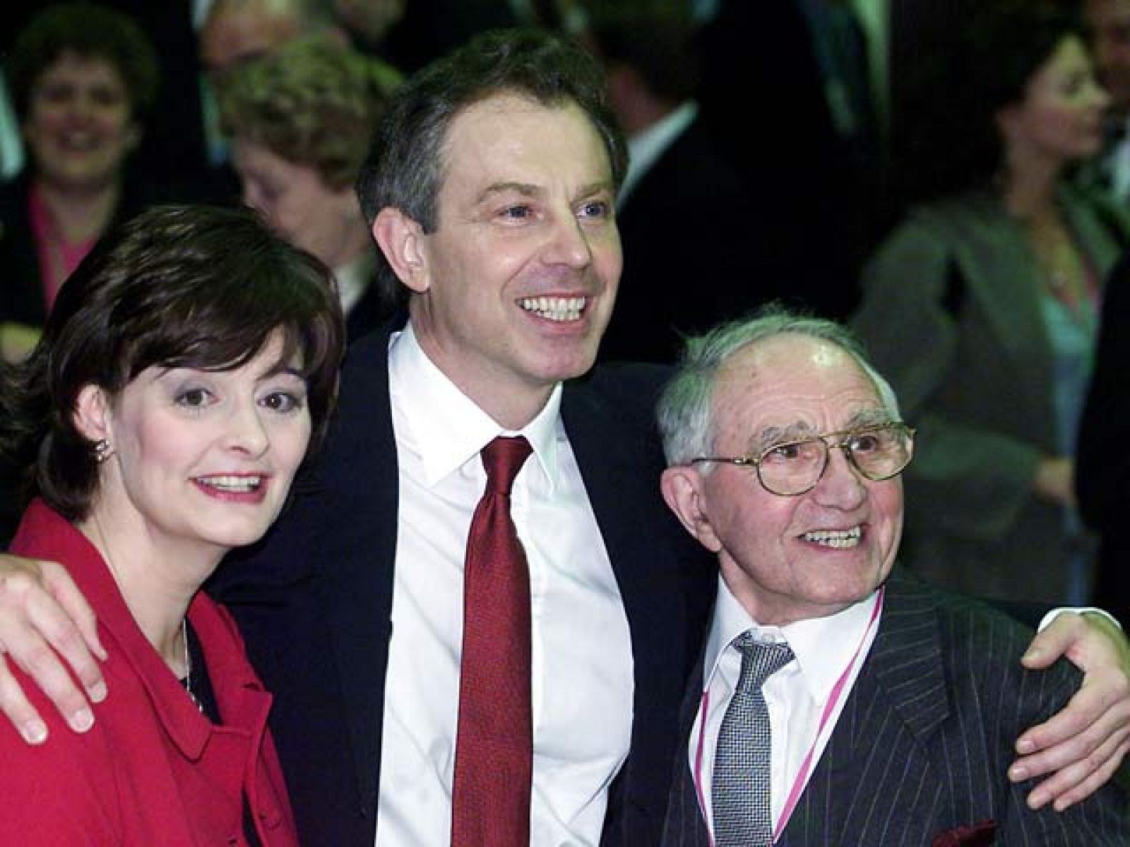 Con más de 100 diputados por encima de la suma del resto de grupos políticos juntos, Tony Blair resultó reelegido en 2001 en plena cresta de la ola política.