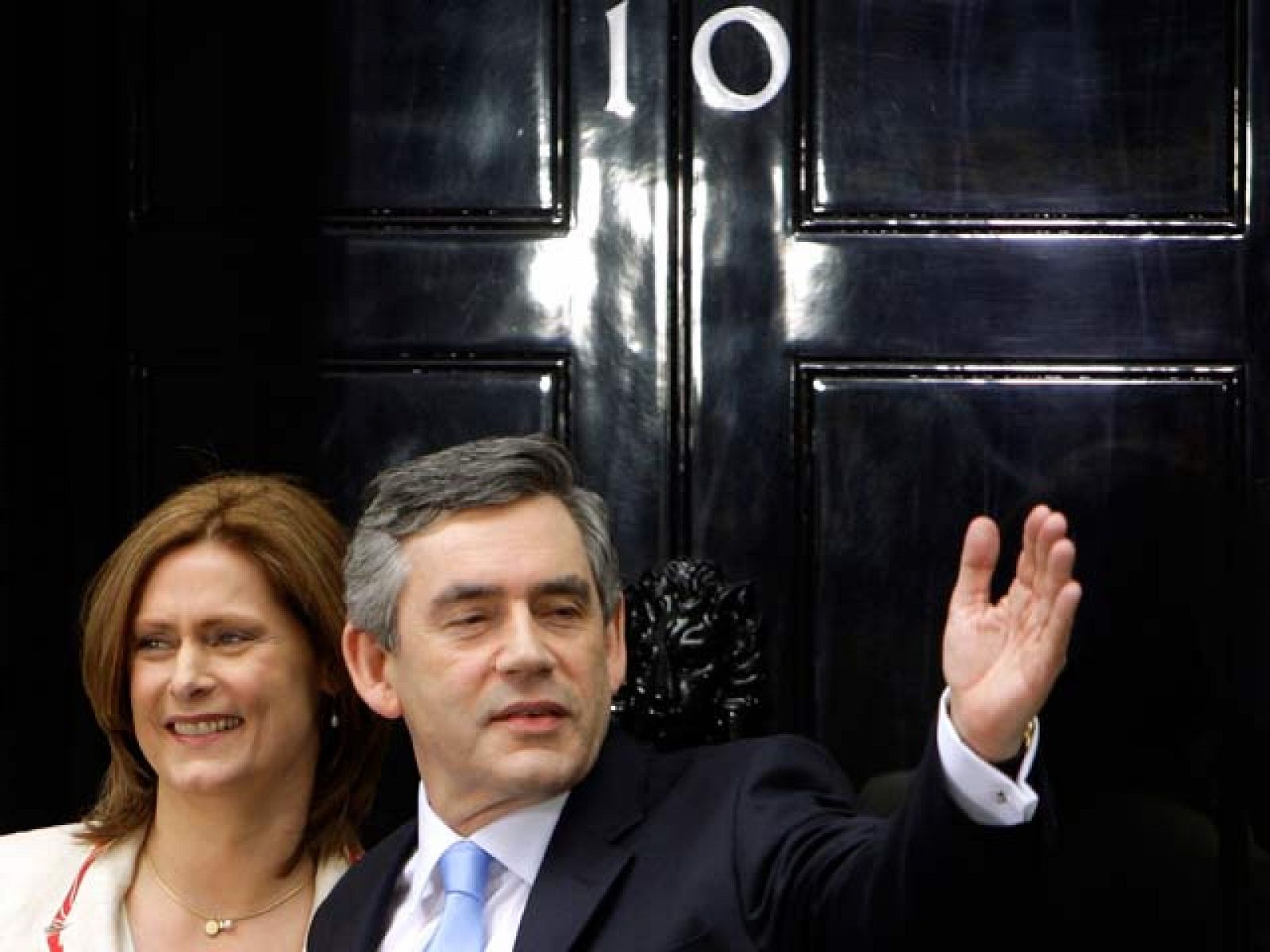 Gordon Brown se convierte en primer ministro y marca una línea de separación con la etapa de Blair, que deja el Gobierno tras diez años como su ministro de Economía.