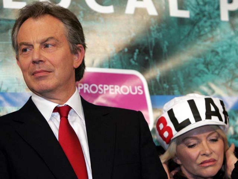 Tony Blair logró un histórico tercer mandato en las últimas elecciones británicas, celebradas en 2005, pero los apoyos de su partido menguaron de forma significativa tras la Guerra de Irak.  