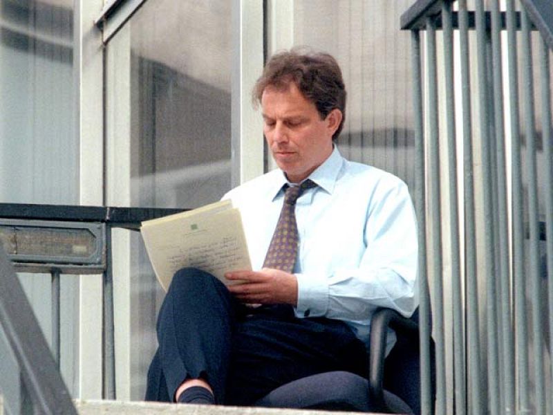 El líder del Nuevo Laborismo, Tony Blair, logró una histórica victoria en 1997, devolviendo al centro izquierda británico el Gobierno tras 18 años de gobierno conservador. 