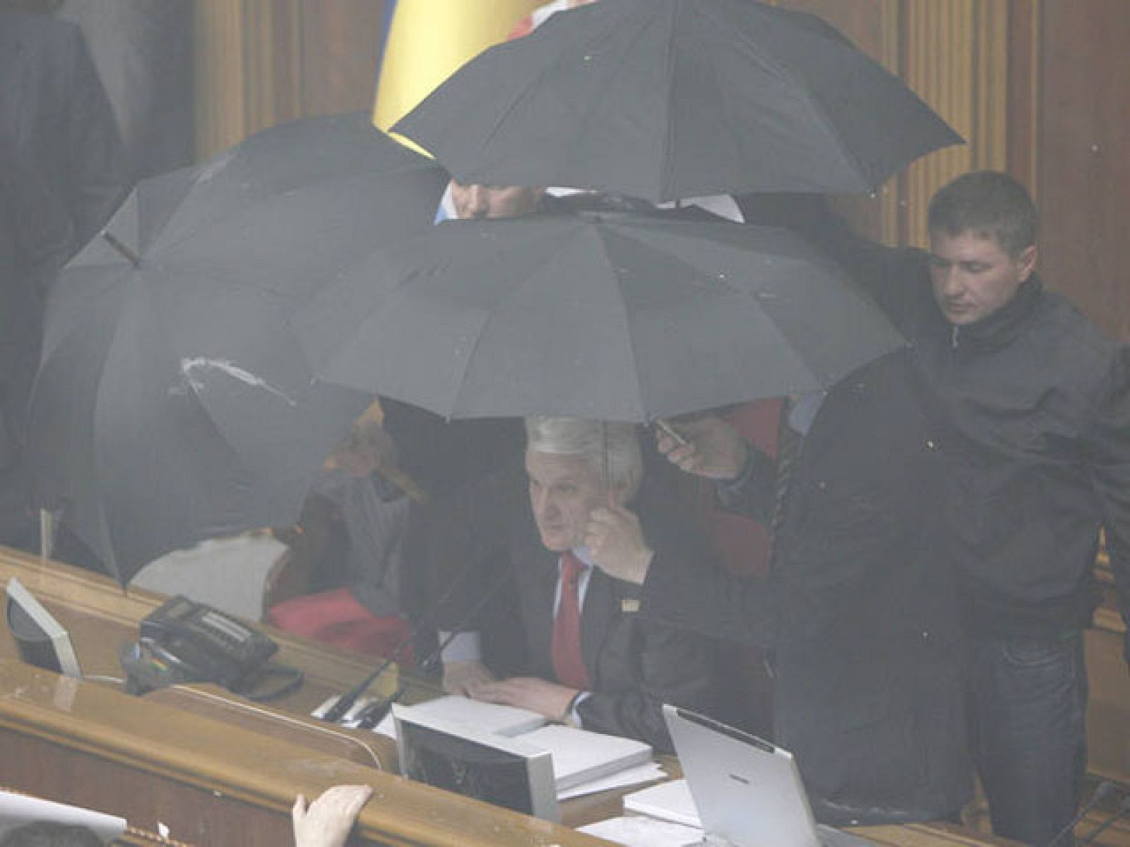 Huevos, bombas de humo en una sesión parlamentaria en Ucrania
