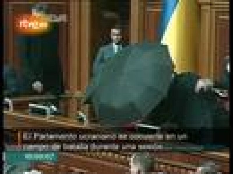 Huevos, bombas de humo en una sesión parlamentaria en Ucrania