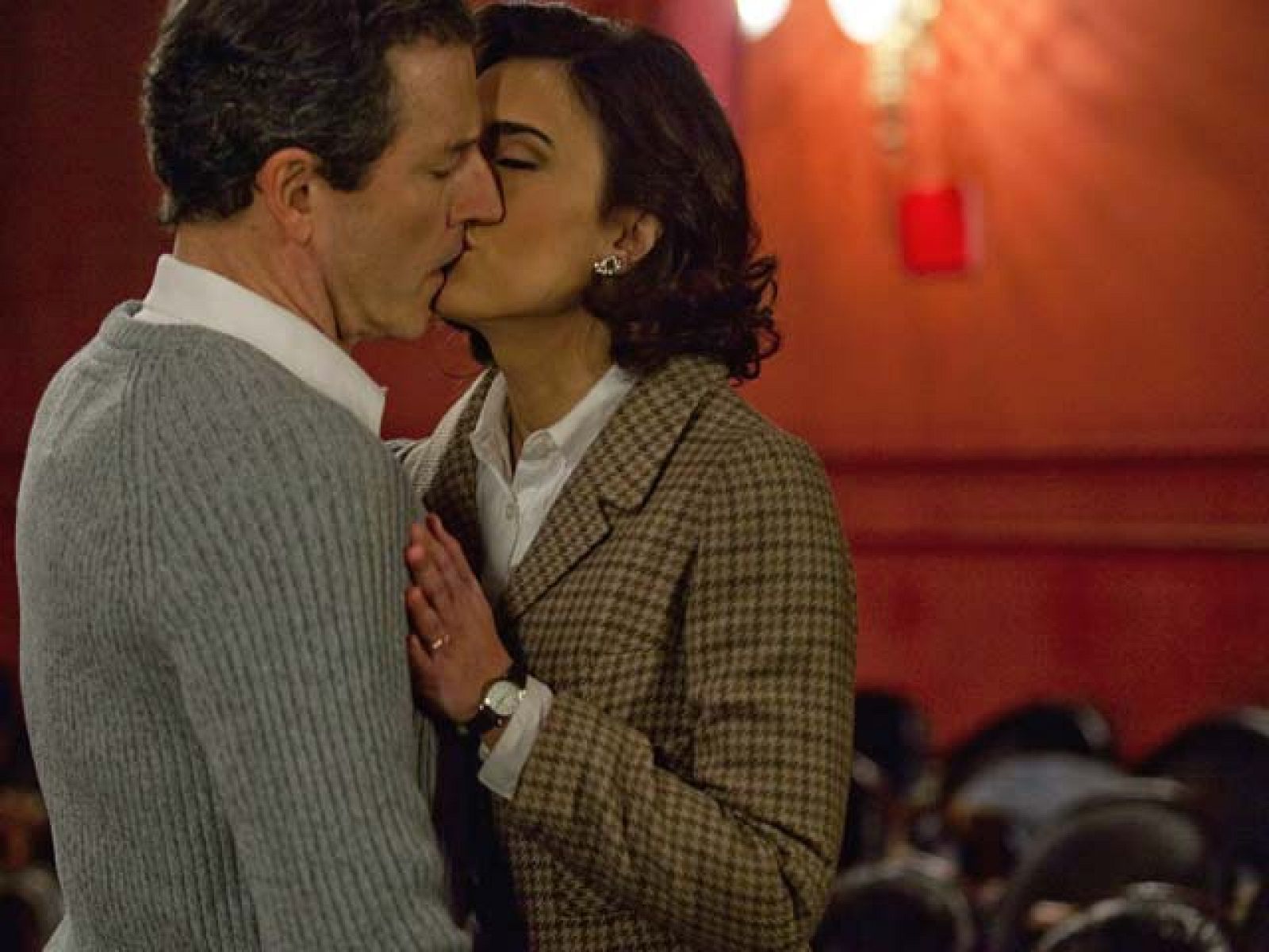 Amar - Cristina y Salvador se besan ante la magia del teatro