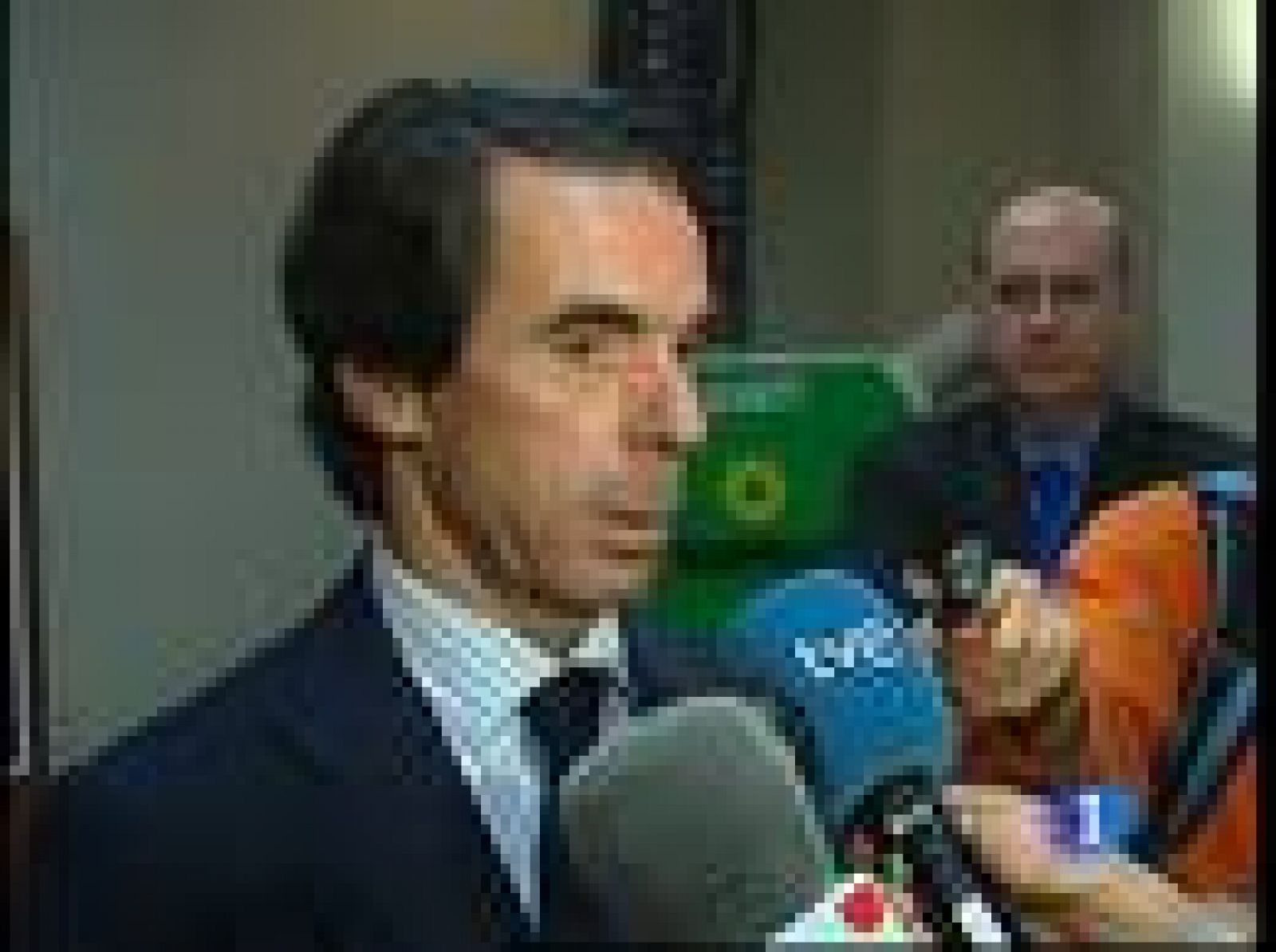 Aznar: "Los datos de crecimiento, del déficit y del desempleo son especialmente dramáticos" | Ver