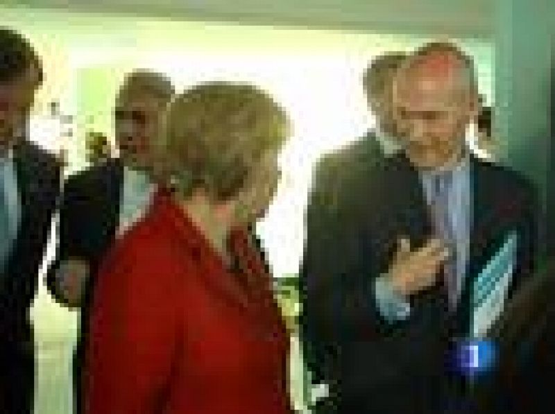 Allí estaban el director del Fondo Monetario Internacional y el presidente del Banco Central Europeo. Los dos se ha reunido con Angela Merkel.