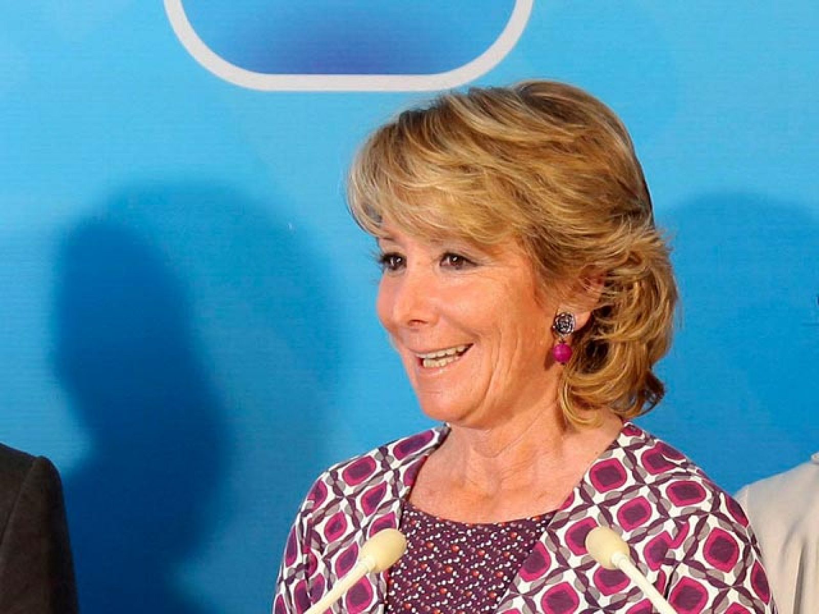 Caamaño ha respondido que desarrollarán la Ley sin trastocar el consenso de la Transición. Mientras en Madrid, Esperanza Aguirre ha dicho que ayudarán, a quien lo solicite, a localizar a sus víctimas.