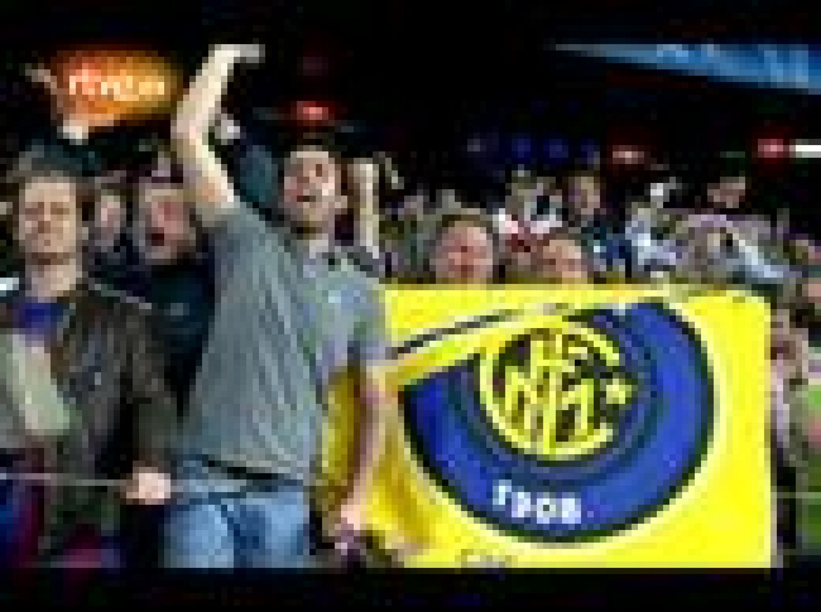 El entrenador del Inter de Milán, José Mourinho, sale a celebrar en el camp Nou el pase de su equipo a la final de la 'Champions'. El técnico dedicó gestos provocadores a la afición azulgrana y Víctor Valdés intentó detenerlo. 