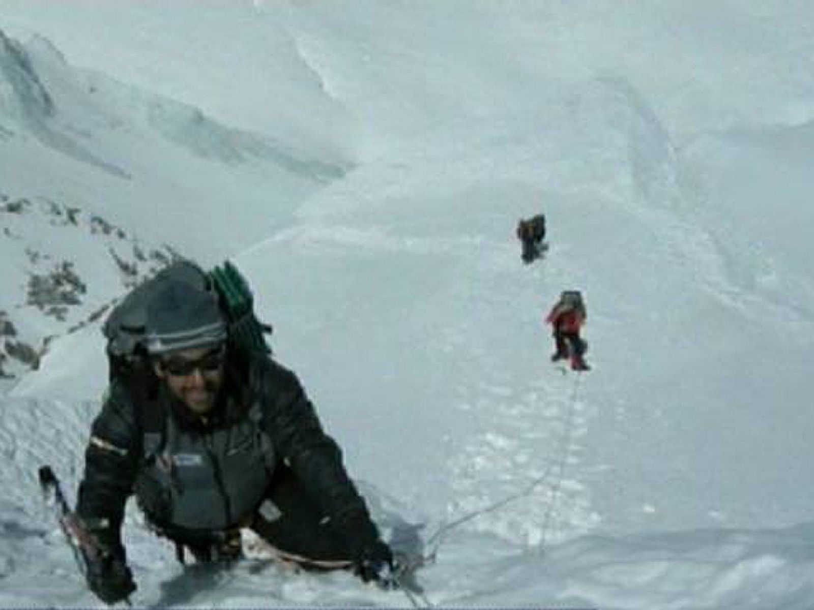 La familia del montañero español fallecido en el Annapurna, Tolo Calafat, lamenta su muerte y hace un llamamiento para que su cadaver pueda ser deportado. Horas antes de su muerte, el mallorquín mantuvo comunicación, vía telefónica, con su mujer.