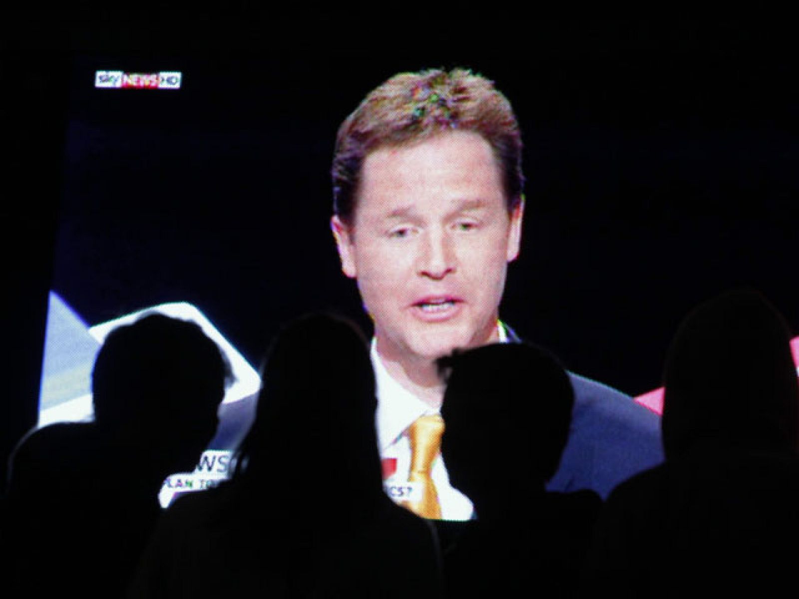 La economía centrará el último debate entre los tres candidatos británicos.