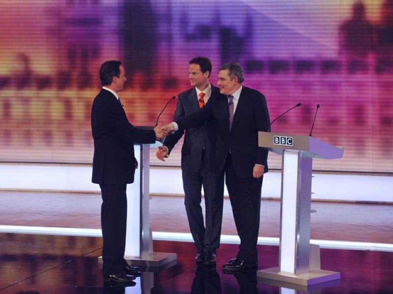 Vuelve a ver el último debate entre los tres candidatos británicos en castellano