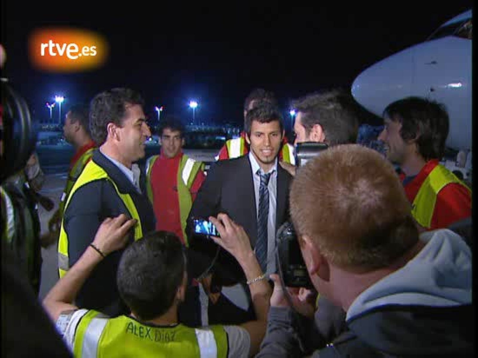 Los jugadores del Atlético de Madrid fueron recibidos como héroes en Barajas (Madrid), tras lograr la clasificación para la final de la Europa League. 