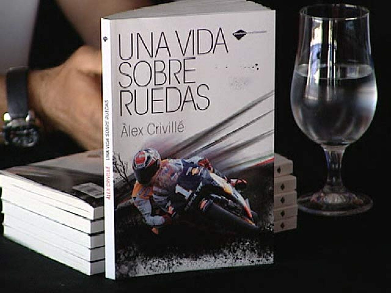 El ex piloto y comentarista de TVE Álex Crivillé ha presentado en Jerez su libro autobiográfico "Una vida sobre ruedas".