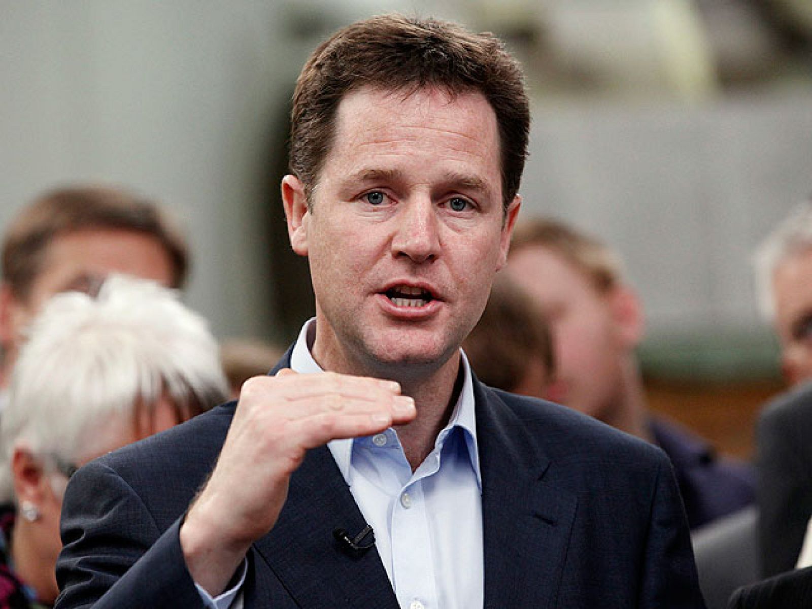 Con 43 años, Nick Clegg es el más joven de los tres candidatos y también la gran sorpresa de la campaña electoral británica.Era un gran desconocido para los votantes hasta el primer debate televisado. La frescura de su discurso encandiló a los britá