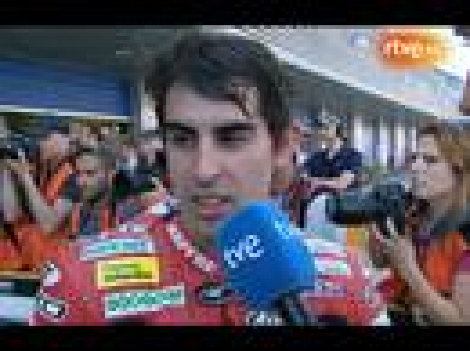 Julián Simón se muestra tranquilo después de su segundo puesto conseguido en los entrenamientos oficiales de Moto2 del Gran Premio de Jerez. Otro español, Toni Elías, también muestra su satisfacción.