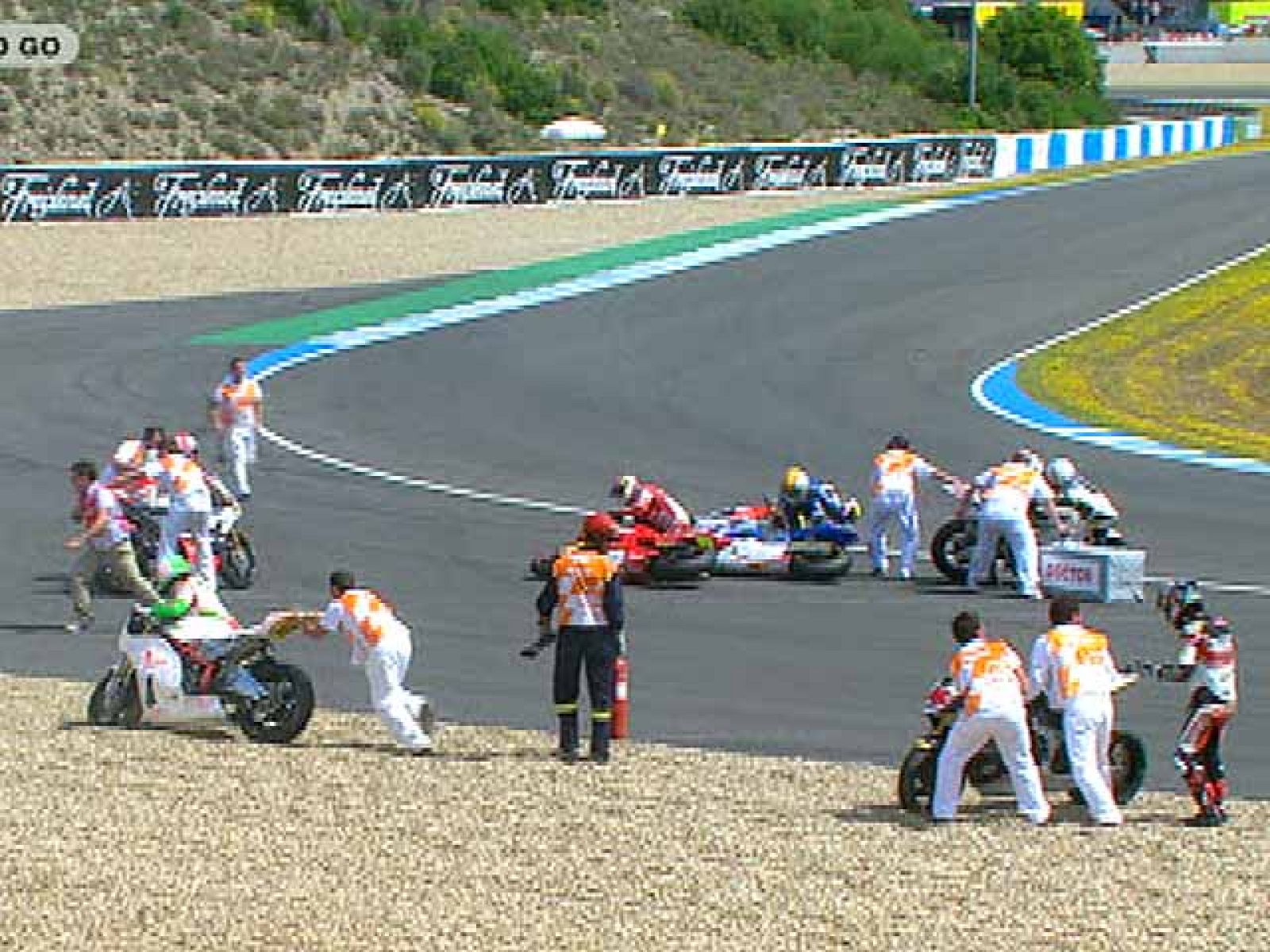 En la carrera de Moto2 del GP de Jerez se ha vivido una de las caídas más multitudinarias que se recuerdan.