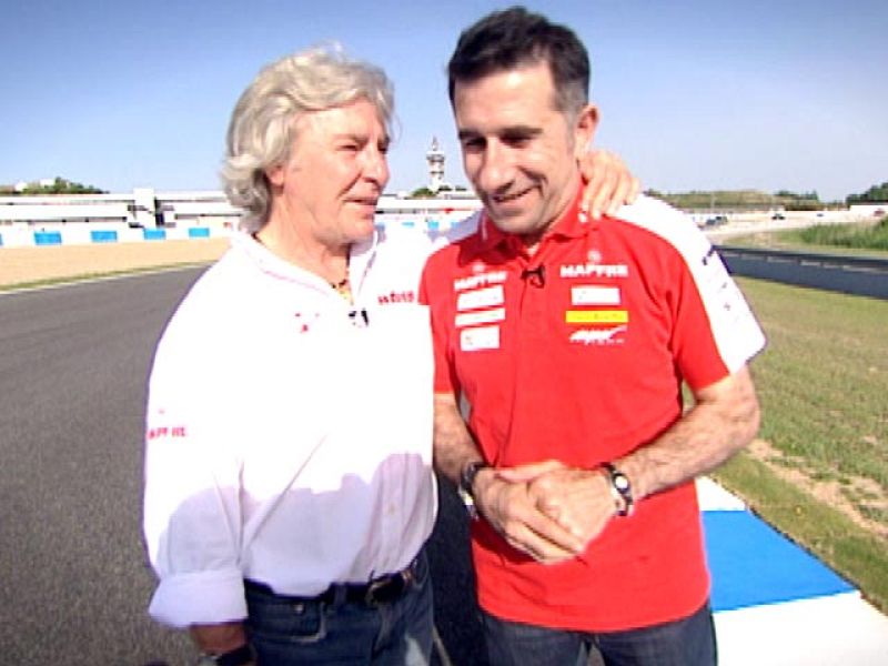 Jorge Martínez 'Aspar' visita la curva que acaban de inaugurar con su nombre en Jerez junto a Ángel Nieto.