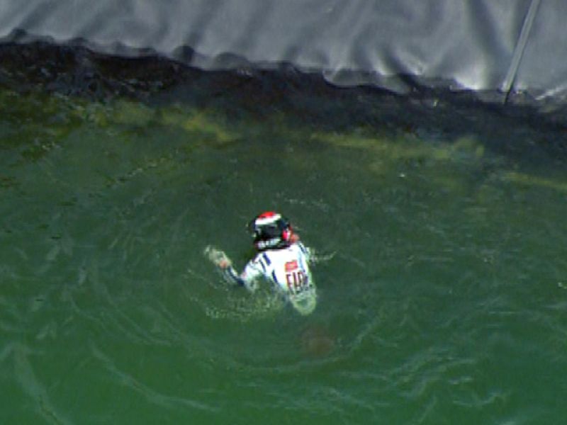 Lorenzo ha celebrado su victoria en Jerez lanzándose al estanque que hay en el circuito.