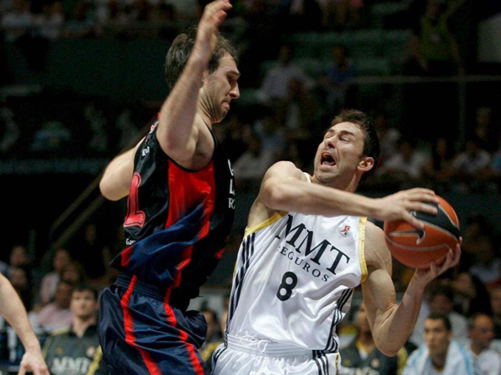El Caja Laboral le quitó, a falta de dos jornadas para que acabe la liga regular de la ACB, el segundo puesto al Real Madrid, en un espectacular encuentro, en el que el sobresaliente partido de Prigioni sirvió de muy poco a los blancos.