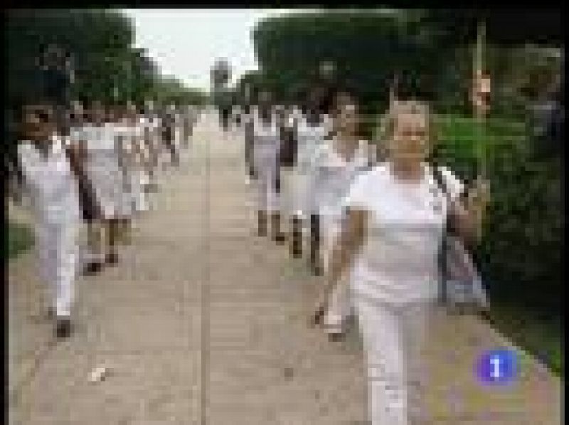 Las Damas de Blanco desfilan por las calles de la Habana