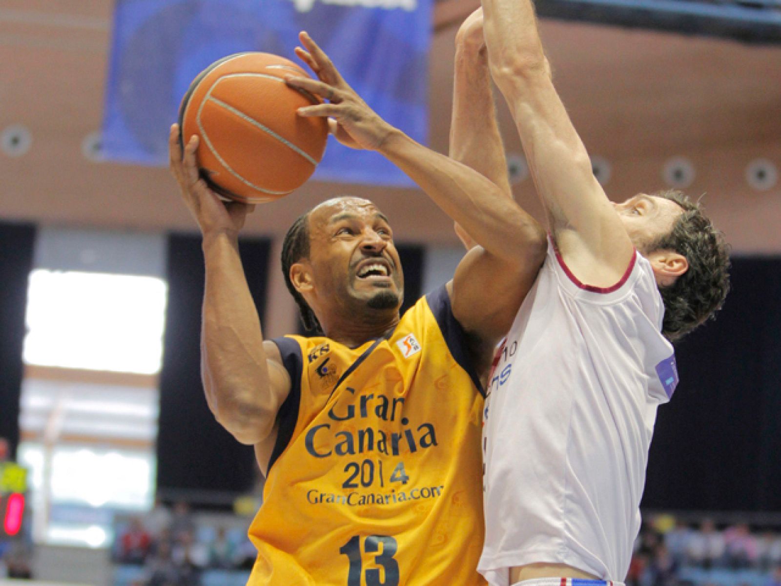 El conjunto gallego, certifica su plaza de descenso con unos porcentajes muy bajos (3/23 en tiros de 2) . El Blu:sens cayó con impotencia contra el Gran Canaria 2014, que da un paso de gigante por el Playoff.