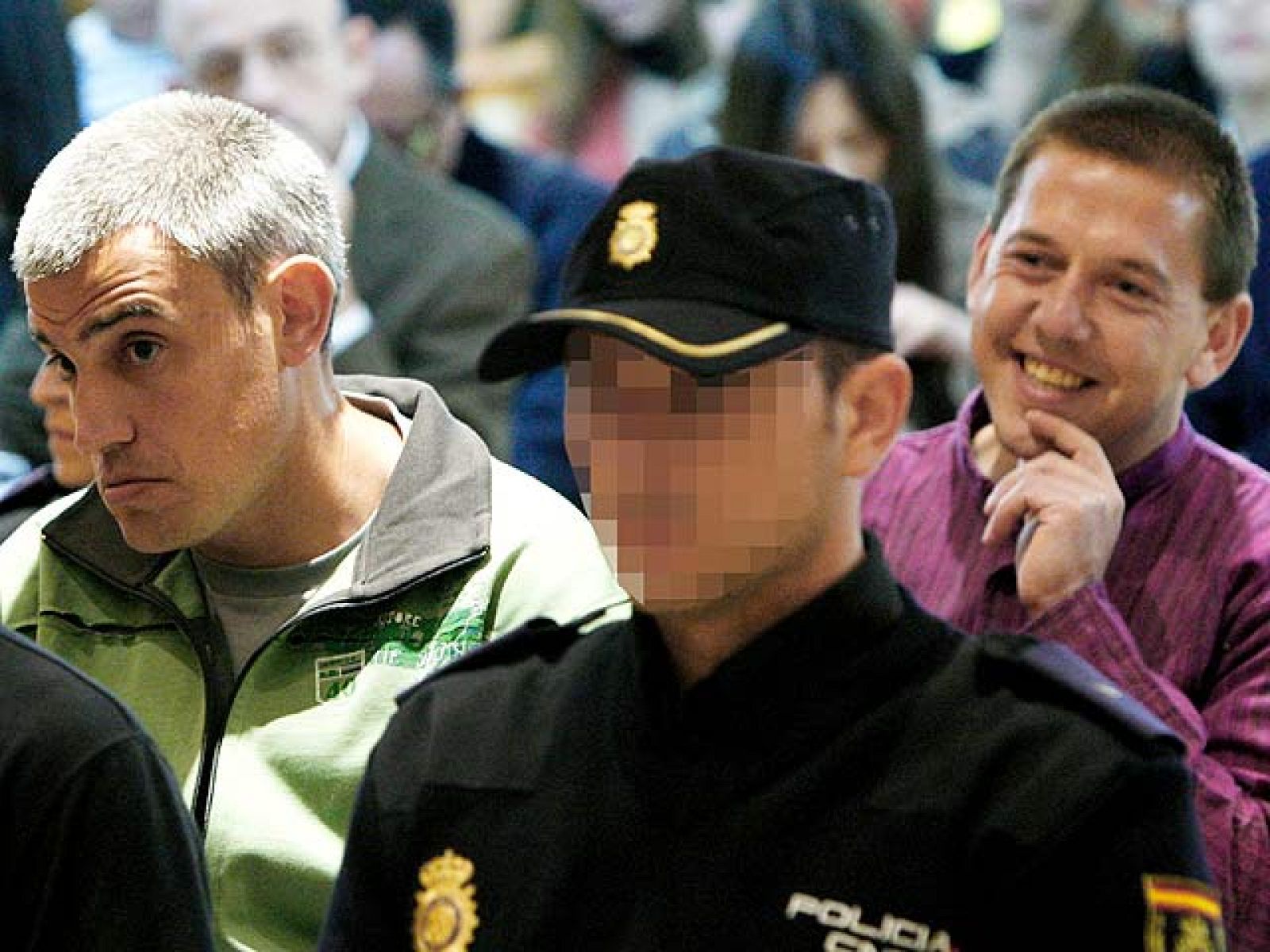 Los presuntos etarras Martín Sarasola, Igor Portu y Mikel San Sebastián se han negado a responder a las preguntas del fiscal y las acusaciones en el juicio por el atentado de la Terminal 4 del aeropuerto de Barajas (Madrid), en el que murieron dos personas y que significó el final de la última tregua de ETA el 30 de diciembre de 2006, por el que están sentados en el banquillo de los acusados como presuntos autores materiales.