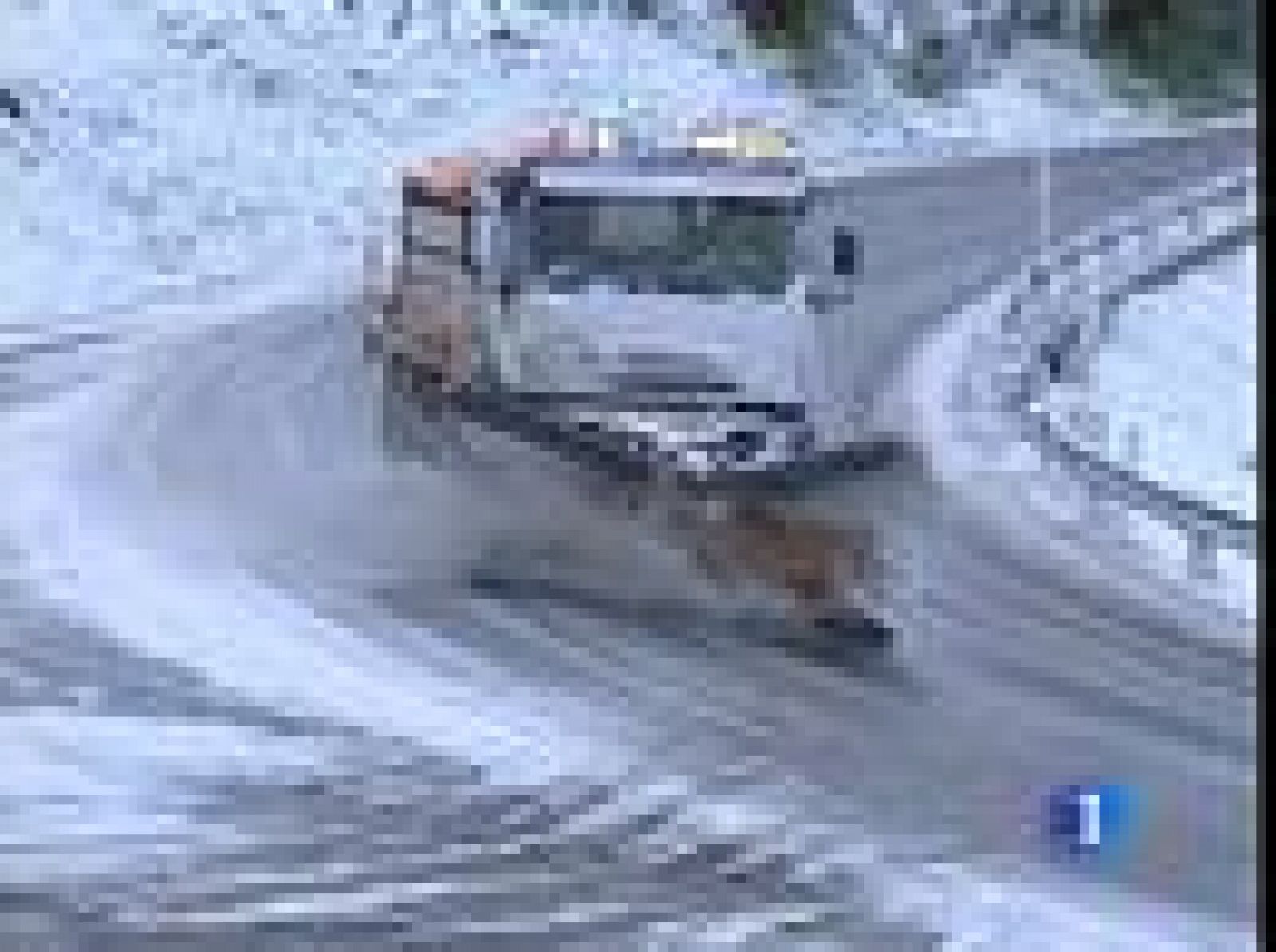 Después de las altas temperaturas de la semana pasada, el mal tiempo ha vuelto. Hay cerca de 30 provincias en alerta por lluvia, viento e incluso nieve. El cambio ha sido tan brusco, que en menos de 24 horas, en algunos puntos las temperaturas han bajado hasta 9 grados. 