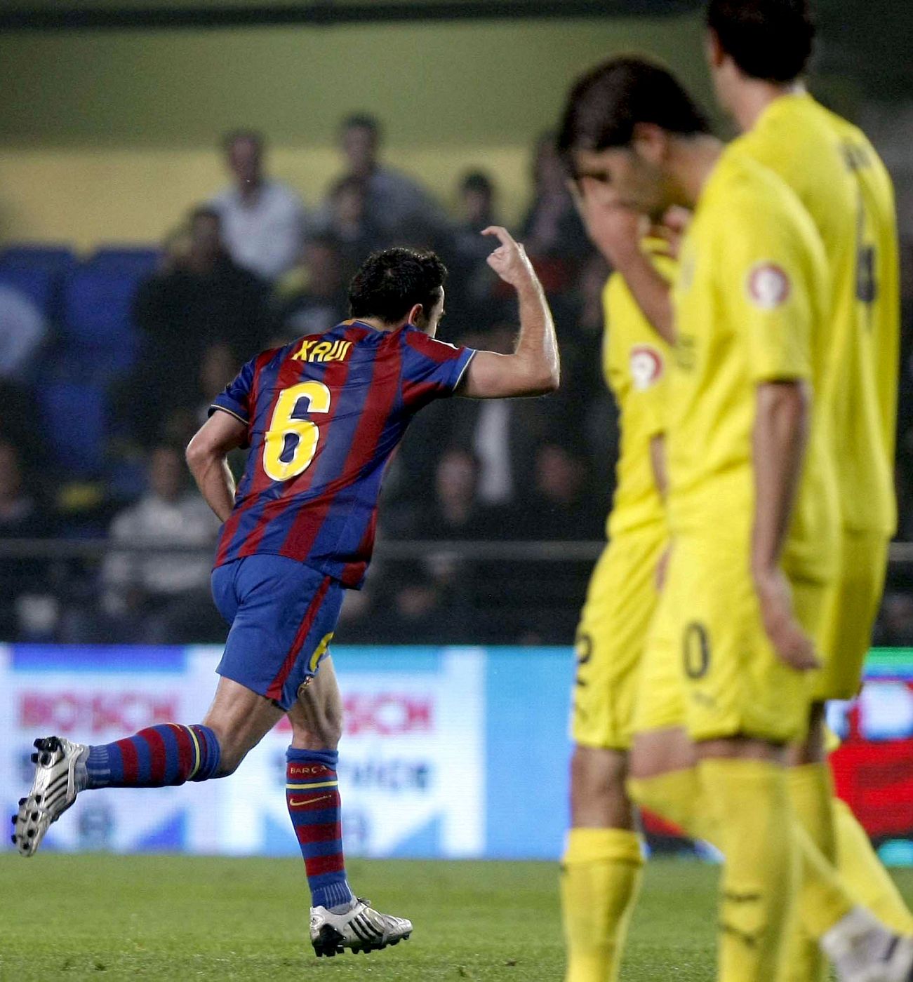 Xavi, que jugó con una rotura de tres centímetros en el sóleo, entrenó con el Barcelona y quiere jugar, quiere ayudar a su equipo a ganar la liga, pero no van a arriesgar a que se pierda el Mundial.