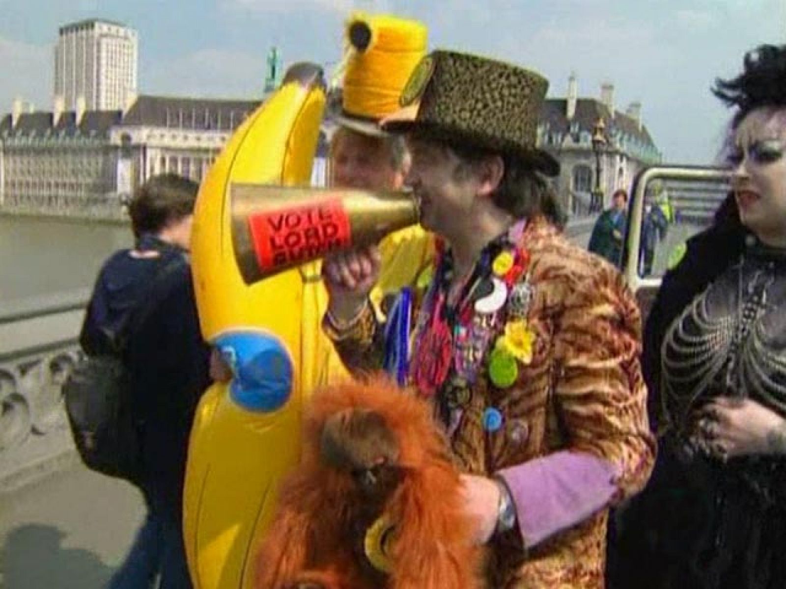 Un divertida alternativa en las elecciones del Reino Unido es el Monster Raving Looney Party | Ver