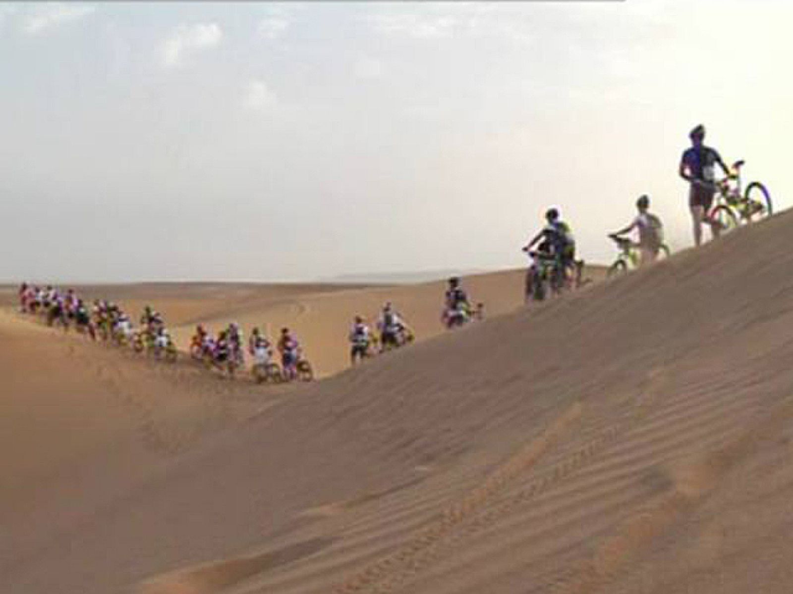 Roberto Heras camina segundo en la general de la 'Titan Desert', una carrera ciclista que se desarrolla entre las dunas y montañas de Marruecos.