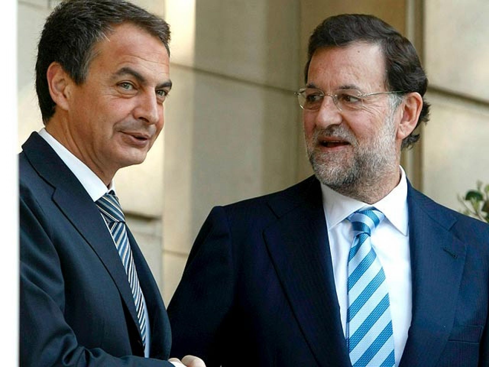 Zapatero y Rajoy comienzan su reunión en La Moncloa con un tono muy sonriente