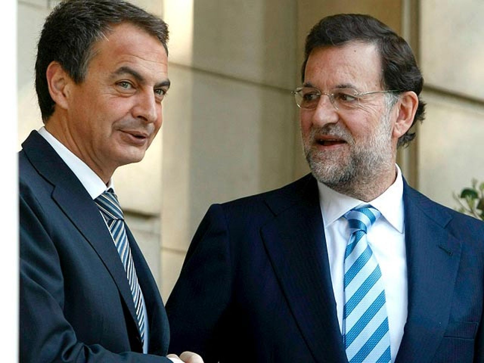 Puntuales y muy sonrientes, José Luis Rodríguez Zapatero y Mariano Rajoy han comenzado la reunión prevista en La Moncloa, una cita en la que el presidente del Gobierno intentará arrancarle su compromiso con el plan de rescate a Grecia y con la necesidad de reestructurar el sistema financiero español, sobre todo las cajas. 