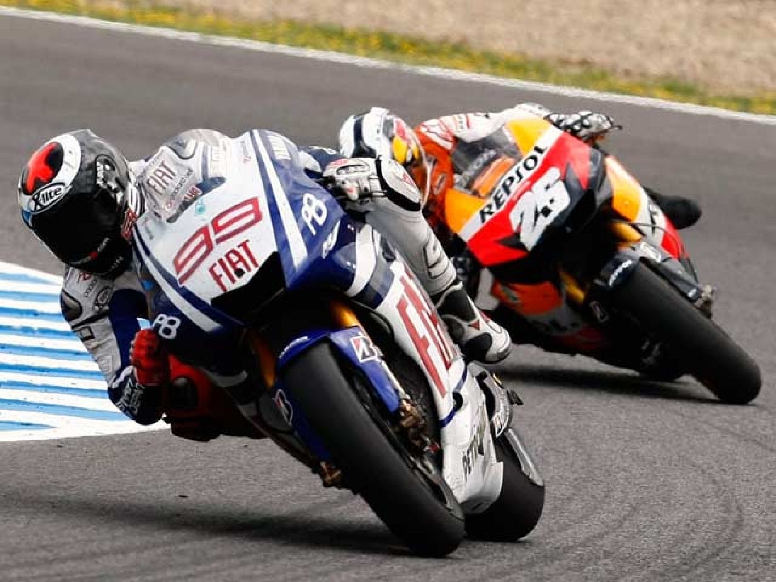 El periodista de TVE Marc Martín se dirige a los pilotos de MotoGP Jorge Lorenzo y Dani Pedrosa.