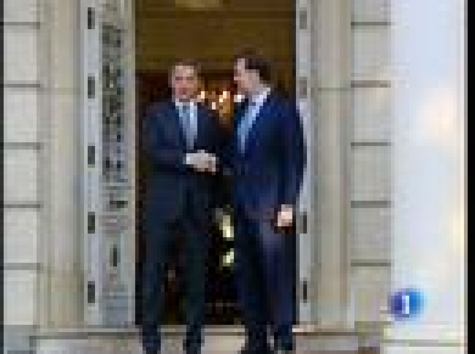 Han sido dos horas y cuarto de reunión en la que Zapatero y Rajoy se han puesto de acuerdo en dos asuntos. El primero, la reforma de la Ley de Cajas en un plazo de tres meses. El otro, el rescate de la economía griega. Dos puntos en común con los que, entre otras cosas, pretenden lanzar un mensaje de tranquilidad.